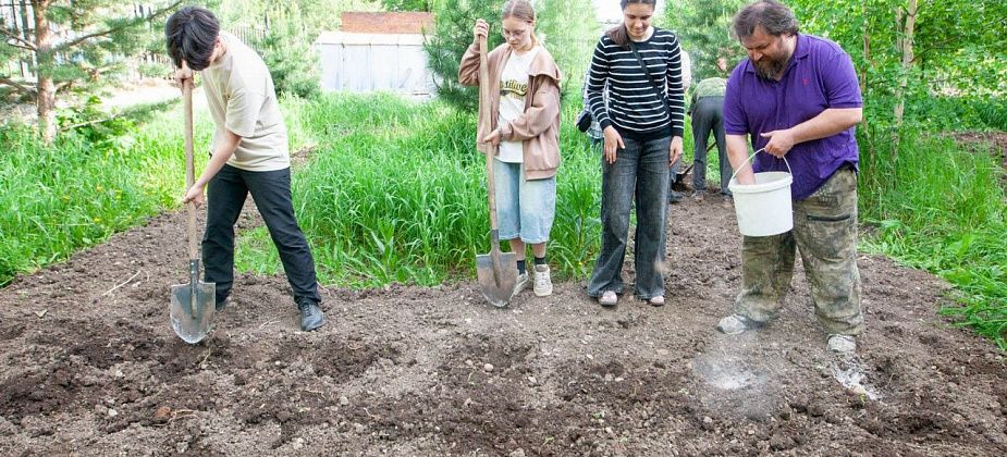 «Надеемся собрать более 40 ведер картошки с 8». Верующие посадили корнеплод на территории собора