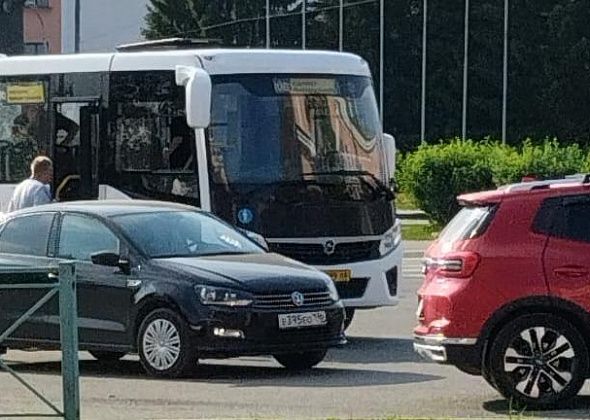 В больнице рассказали о состоянии женщины, упавшей в автобусе из-за подрезавшего авто 
