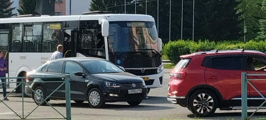 В больнице рассказали о состоянии женщины, упавшей в автобусе из-за подрезавшего авто 