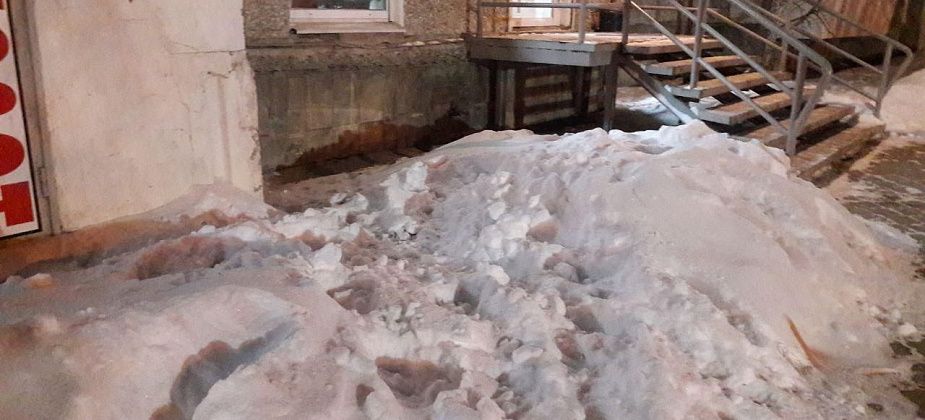 Мужчина, выпавший из окна девятого этажа, умер в реанимации