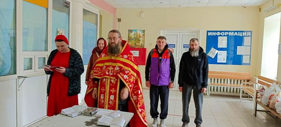 Православные подарили больным и роженицам более 400 подарков