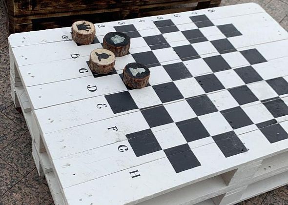 Краснотурьинская колония представит на ярмарке шахматы из поддонов и мебель