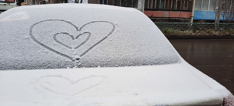 В Краснотурьинске выпал первый снег. ГАИ призывает водителей «переобуться»