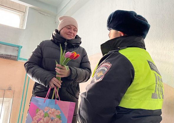 Полицейские поздравили женщин с 8 Марта 