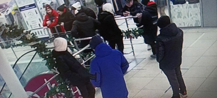Беспредел в «Столичном» можно прекратить?  Подростки мешают ТК работать, а горожанам совершать покупки 