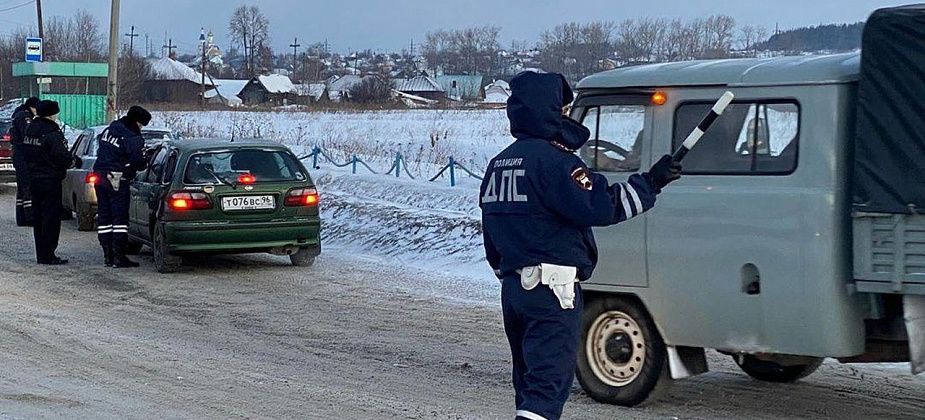 Вчера сотрудники ГИБДД останавливали всех водителей - проверяли документы