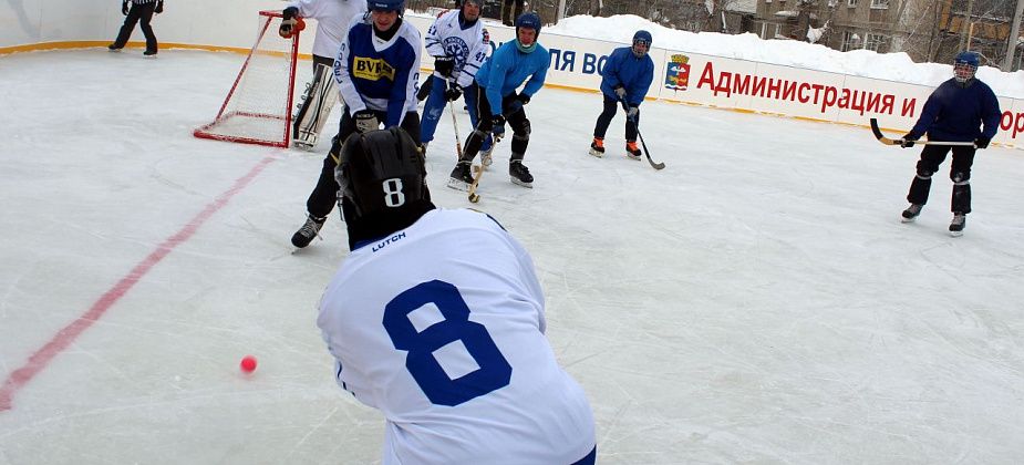 Мороз, коньки и 189 мячей. Как прошел турнир по хоккею среди любительских команд 