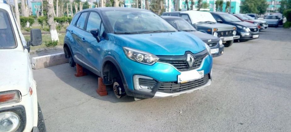 Возле БАЗа вновь «разули» авто. Пострадали три машины