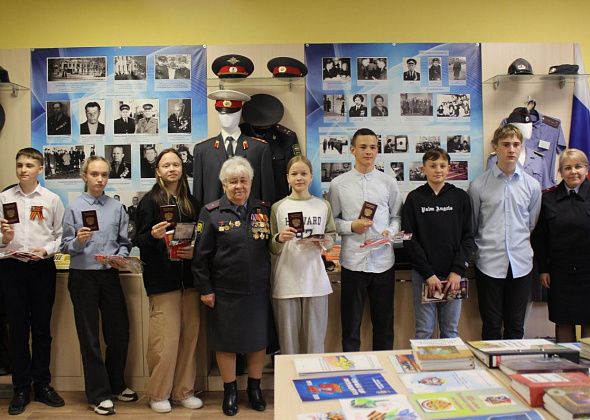 В преддверии Дня Победы полицейские вручили паспорта 14-летним школьникам