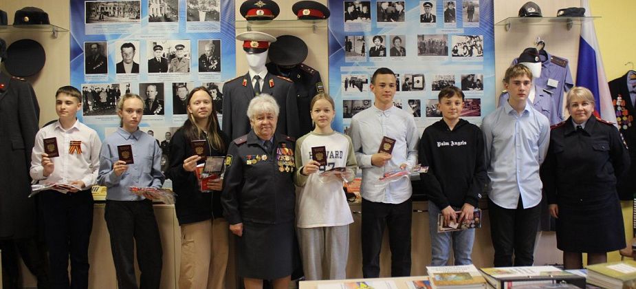 В преддверии Дня Победы полицейские вручили паспорта 14-летним школьникам