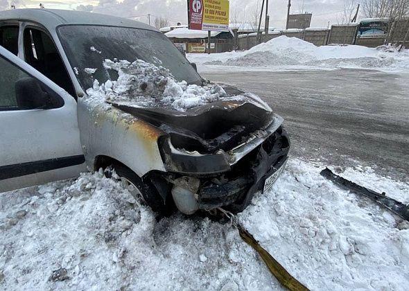 В Краснотурьинске на дороге загорелся автомобиль 