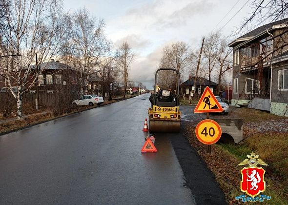 В Верхотурье водитель дорожного катка, не имеющий права им управлять, наехал на пешехода