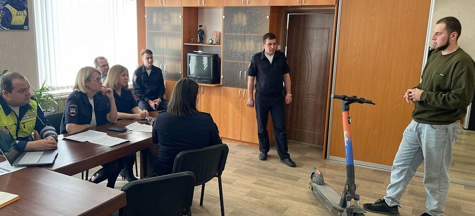 Руководители отделения ГИБДД встретились с представителем фирмы по прокату самокатов