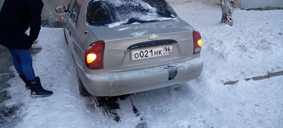 Неизвестный водитель въехал в иномарку и скрылся