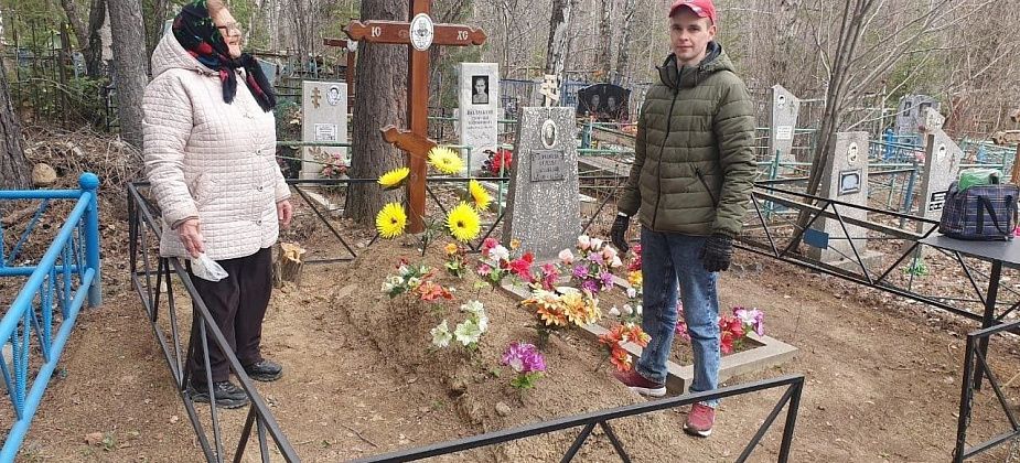 Сотрудники ИК-16 помогли прибраться на могиле ветерана воспитательной колонии