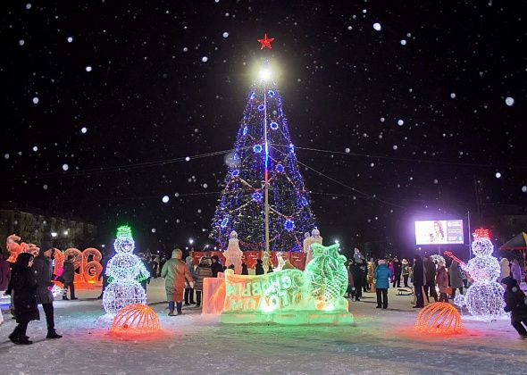 На центральной площади Краснотурьинска открыли новогодний городок 