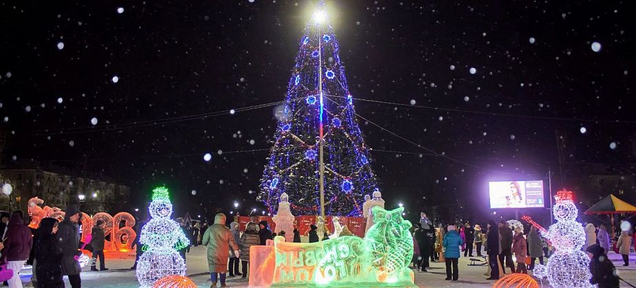 На центральной площади Краснотурьинска открыли новогодний городок 