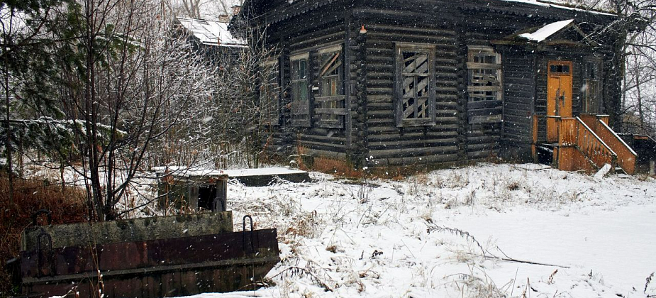 «Собачье царство плюс бичи». Жительницу Суходойки пугают полузаброшенные корпуса больницы