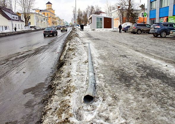 Неизвестный водитель снес опору освещения на улице Карла Маркса