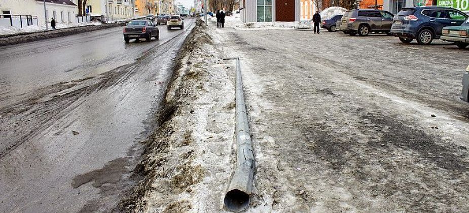 Неизвестный водитель снес опору освещения на улице Карла Маркса