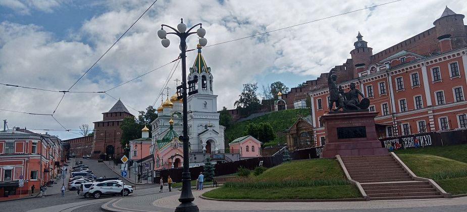 Сходить на Стрелку, посмотреть на «детство» Горького и... страдающую средневековую плитку