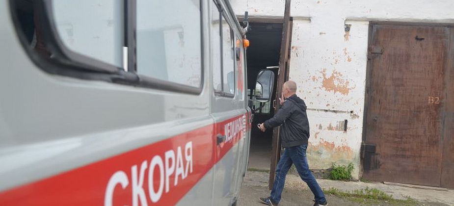 В Краснотурьинске у подъезда жилого дома обнаружен труп