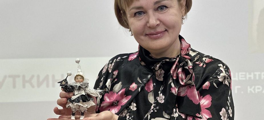 «Включаю телевизор и сажусь, кручу вату». В библиотеке прошла встреча с мастером ватной игрушки