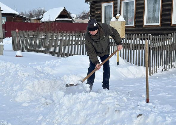 «Это молодые могут лопатами махать, а пожилым трудно!» На Суходойке жалуются на снежные валы от грейдера