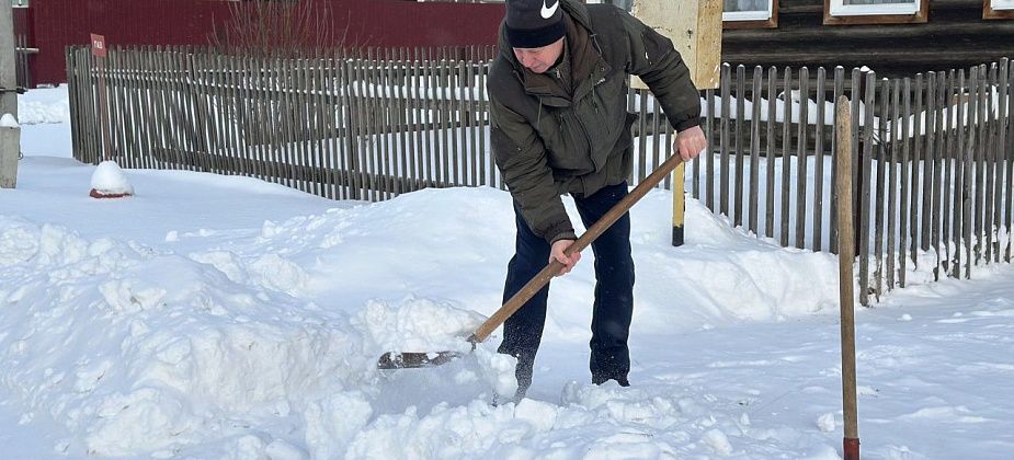 «Это молодые могут лопатами махать, а пожилым трудно!» На Суходойке жалуются на снежные валы от грейдера