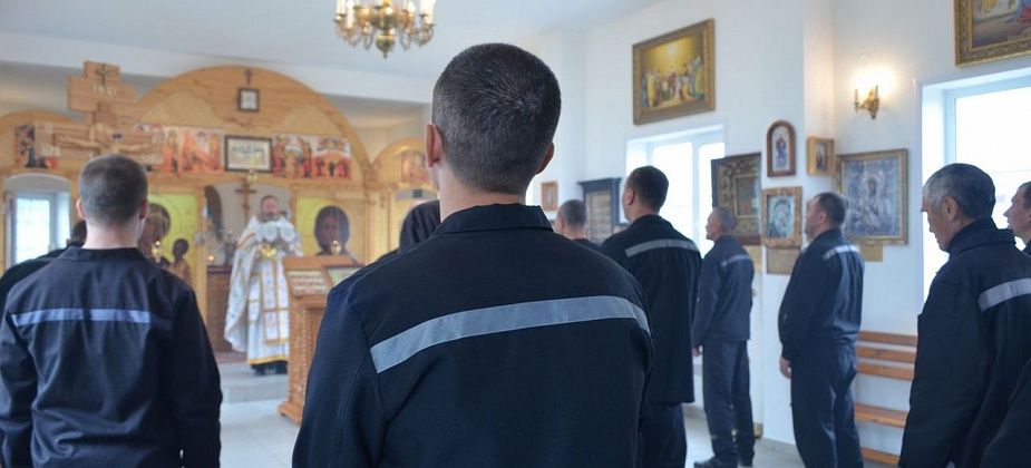 В храме при колонии возобновили богослужения