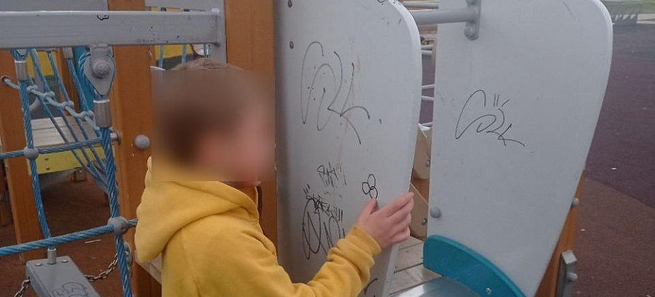 Разыскивают родителей ребенка, который разрисовывал горки на набережной