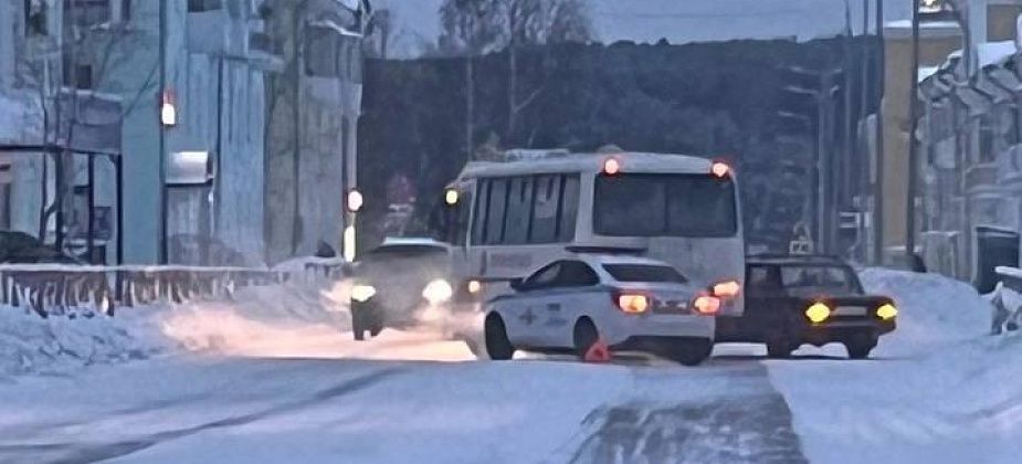 ВАЗ не пропустил автобус в Краснотурьинске: никто из людей не пострадал