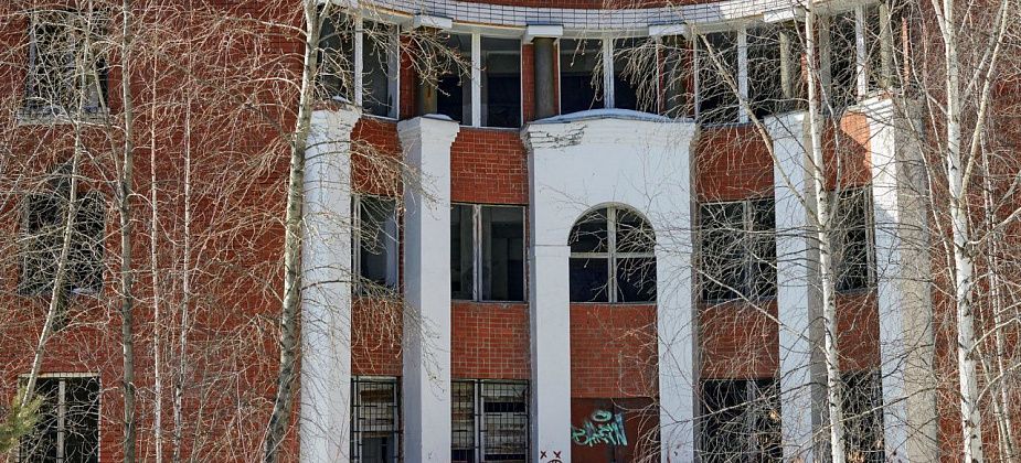 Зачем тогда покупали? Мэрия собирается продать «заброшку» в центре 
