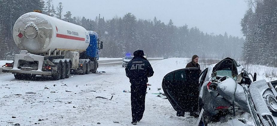 Под Волчанском иномарка врезалась в газовоз. Пассажир легковушки госпитализирован в Краснотурьинск