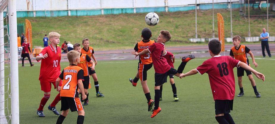 К бенди присоединился футбол: в Краснотурьинске состоялся «Кубок дружбы и социального партнерства» 