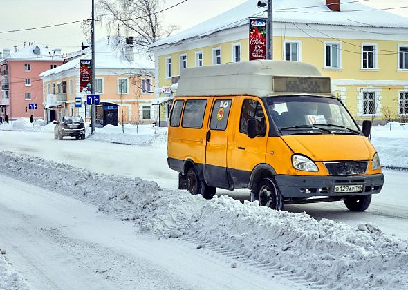 “На остановке стояли и ждали час”: горожанин недоволен тем, как ходит городской транспорт