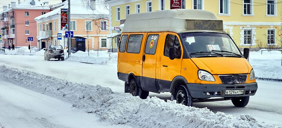 “На остановке стояли и ждали час”: горожанин недоволен тем, как ходит городской транспорт