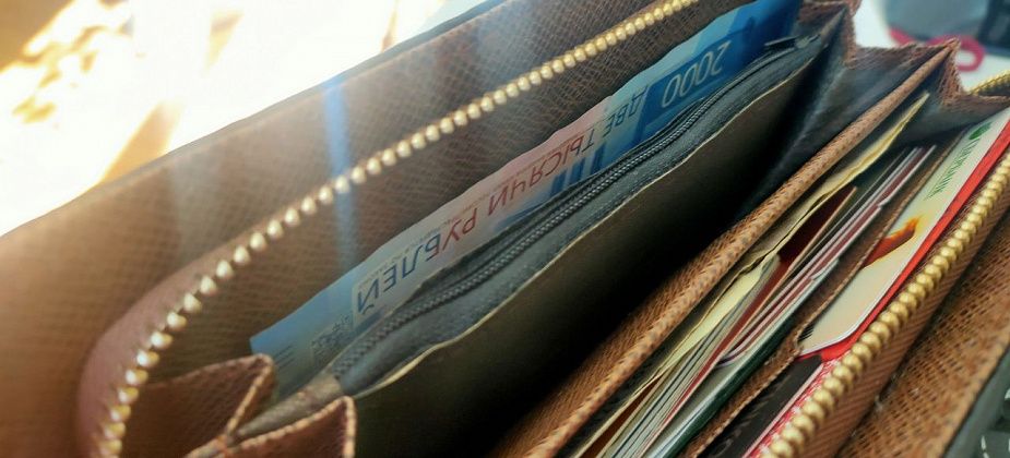 Горожанка, ранее осужденная за кражу с карты, сама пострадала от вора