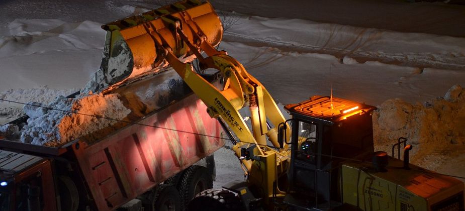 Пять миллионов рублей выделено на уборку снега с дорог пригорода