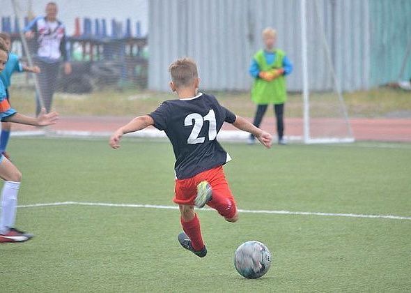 Команды краснотурьинских школ играют в футбол