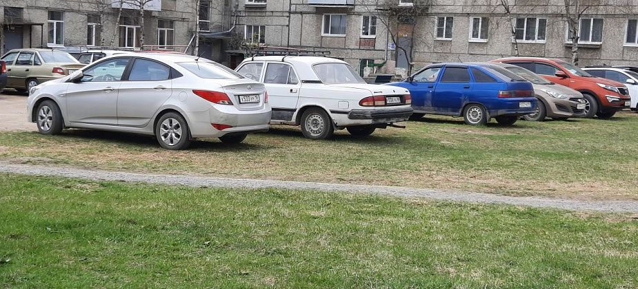 От трех до пяти тысяч. За парковки на газонах штрафуют водителей