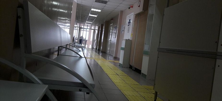 Краснотурьинская прокуратура выясняет, почему пациентка поликлиники добиралась до кабинета флюорографии ползком 