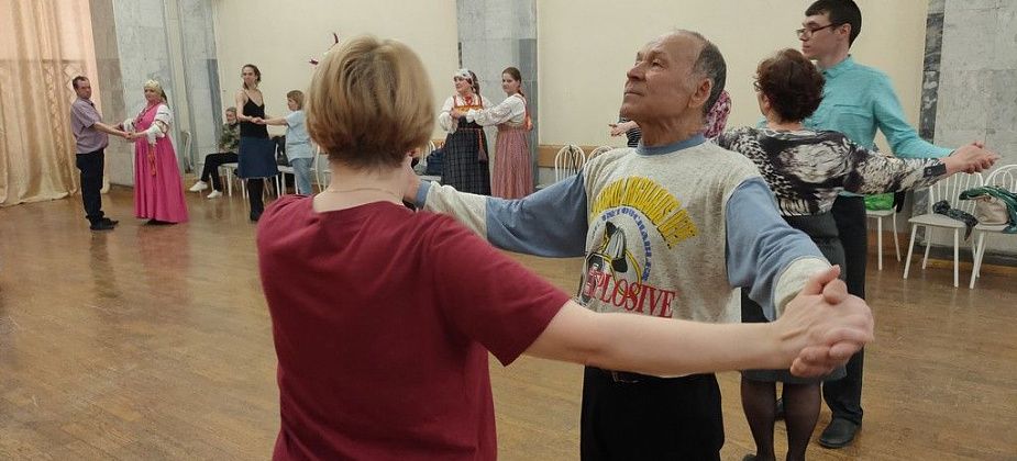 Горожане поучаствовали в мастер-классе по танцам 19 века