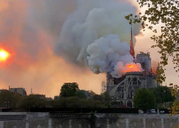 Власти Парижа заявили о ликвидации пожара в соборе Парижской богоматери. Главное о вчерашней катастрофе