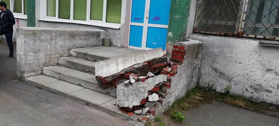 ГИБДД ищет свидетелей наезда на крыльцо детской больницы