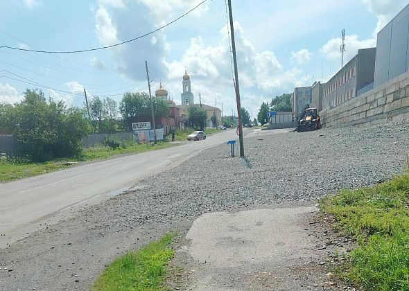 «Проехать на коляске с ребенком просто невозможно»: горожанка недовольна разбитым тротуаром