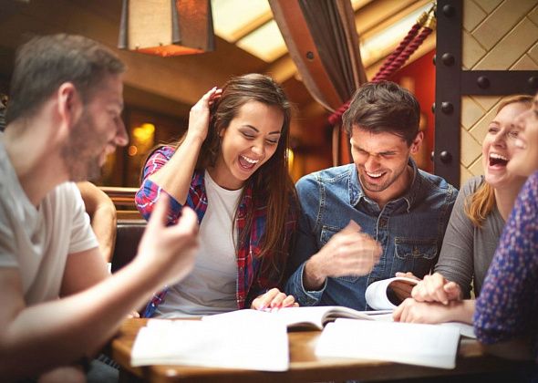 «Чё?»: в День смеха «Кванториум» приглашает взрослых на интеллектуальный квиз