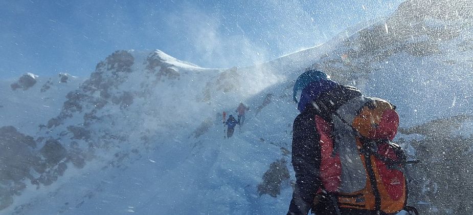 Карпинские спасатели ищут пропавших в горах туристов