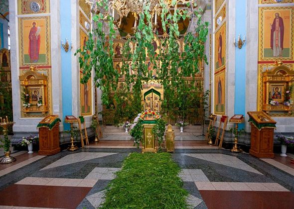 Краснотурьинский собор к Троице украсили травой и ветками