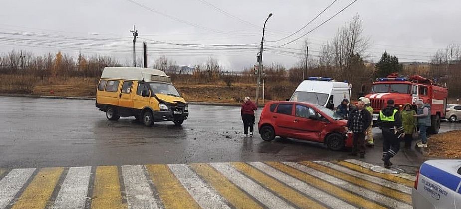 В Заречном районе маршрутка столкнулась с иномаркой